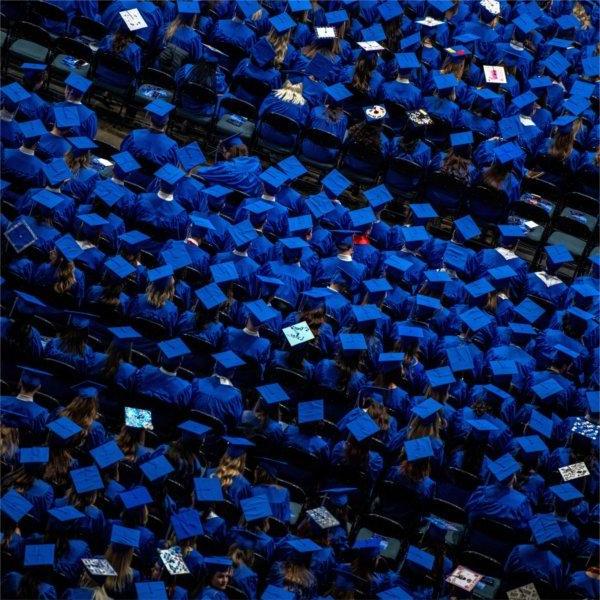 从上面可以看到一群戴着帽子的毕业生在毕业典礼上.
